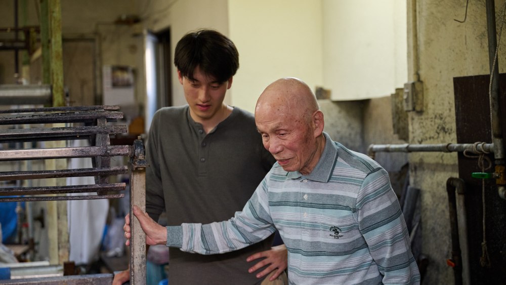上林勝美氏と上林央佑氏が工房で制作工程を見守る様子