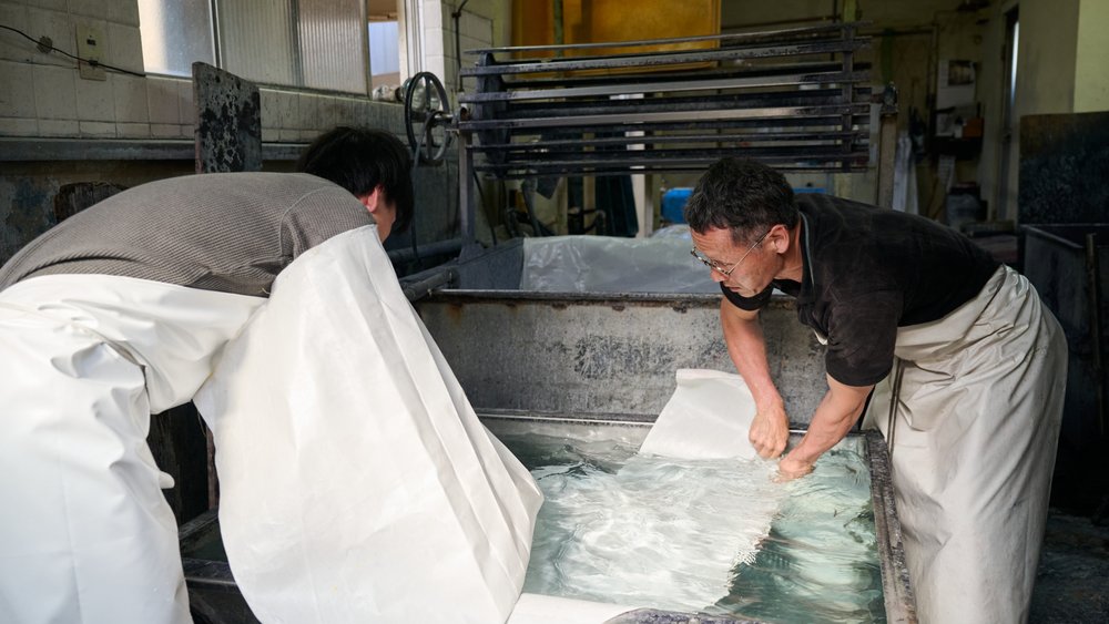 上林博之氏と上林央佑氏が制作に取り組む様子