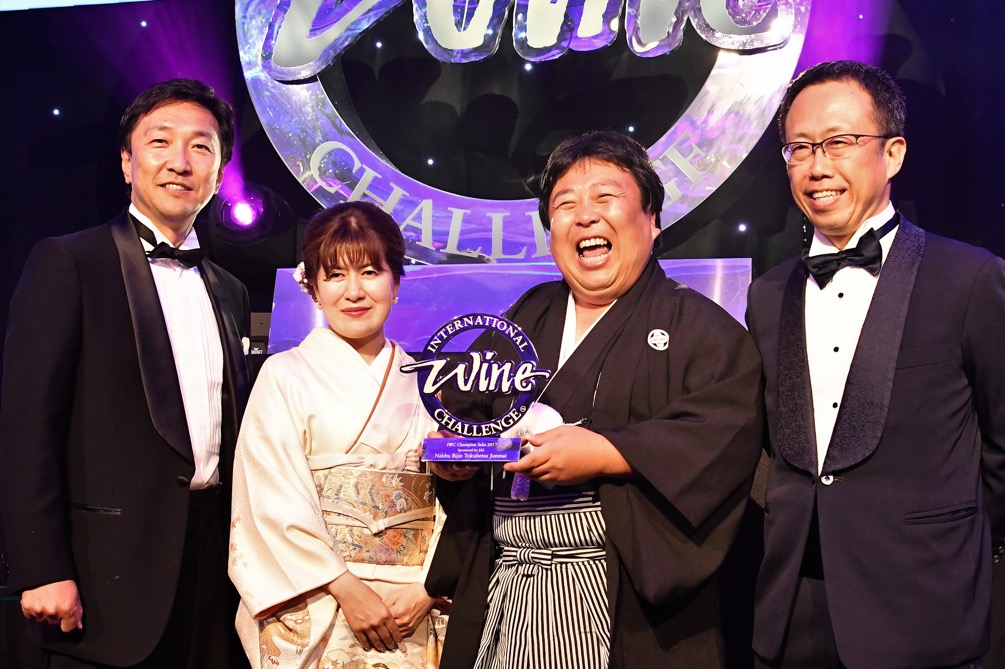 インターナショナルワインチャレンジ（IWC）2017で表彰された久慈浩介社長