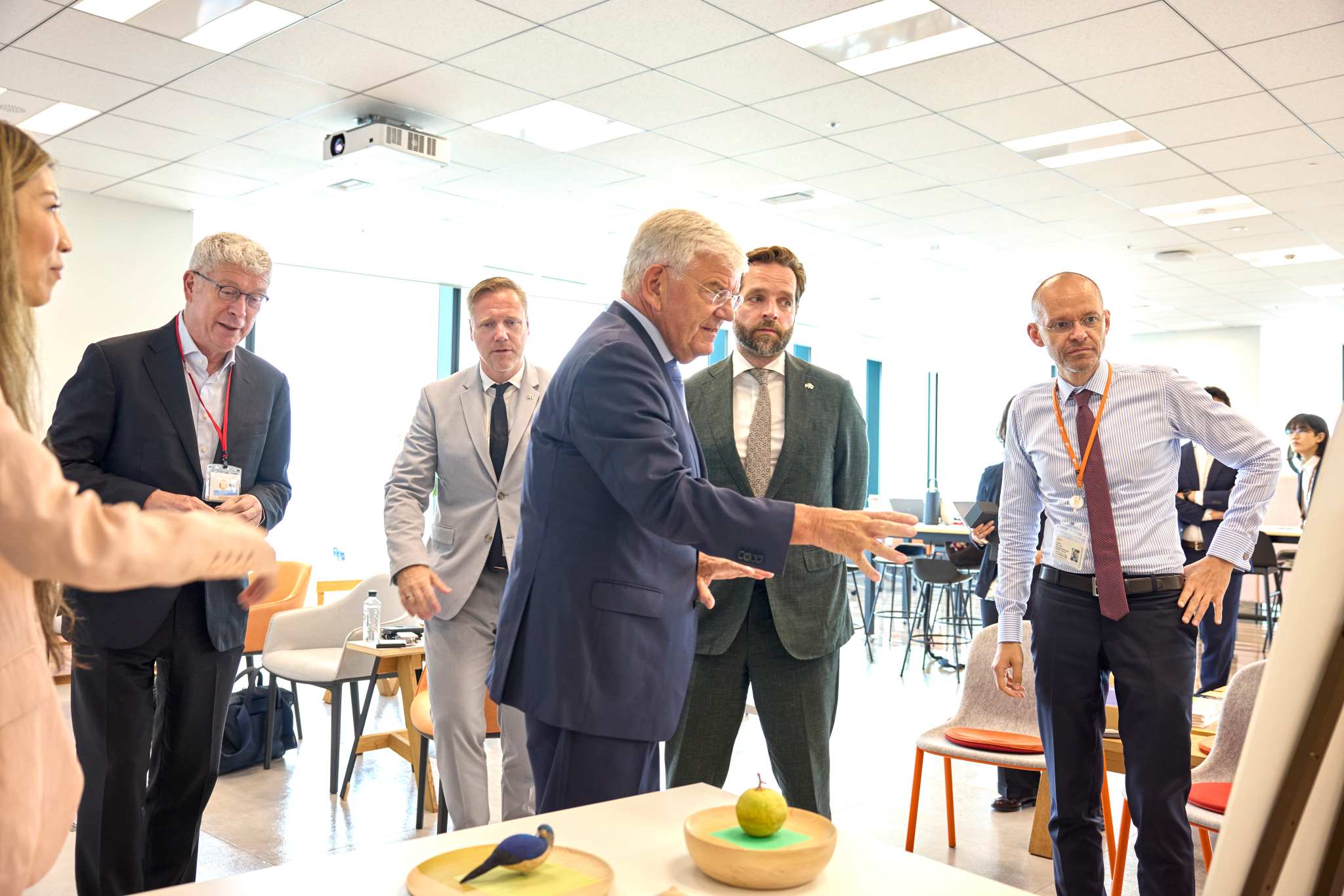 オランダ・ハーグ市長一行とエヌエヌ生命による中小企業支援や日蘭連携に関する意見交換の様子