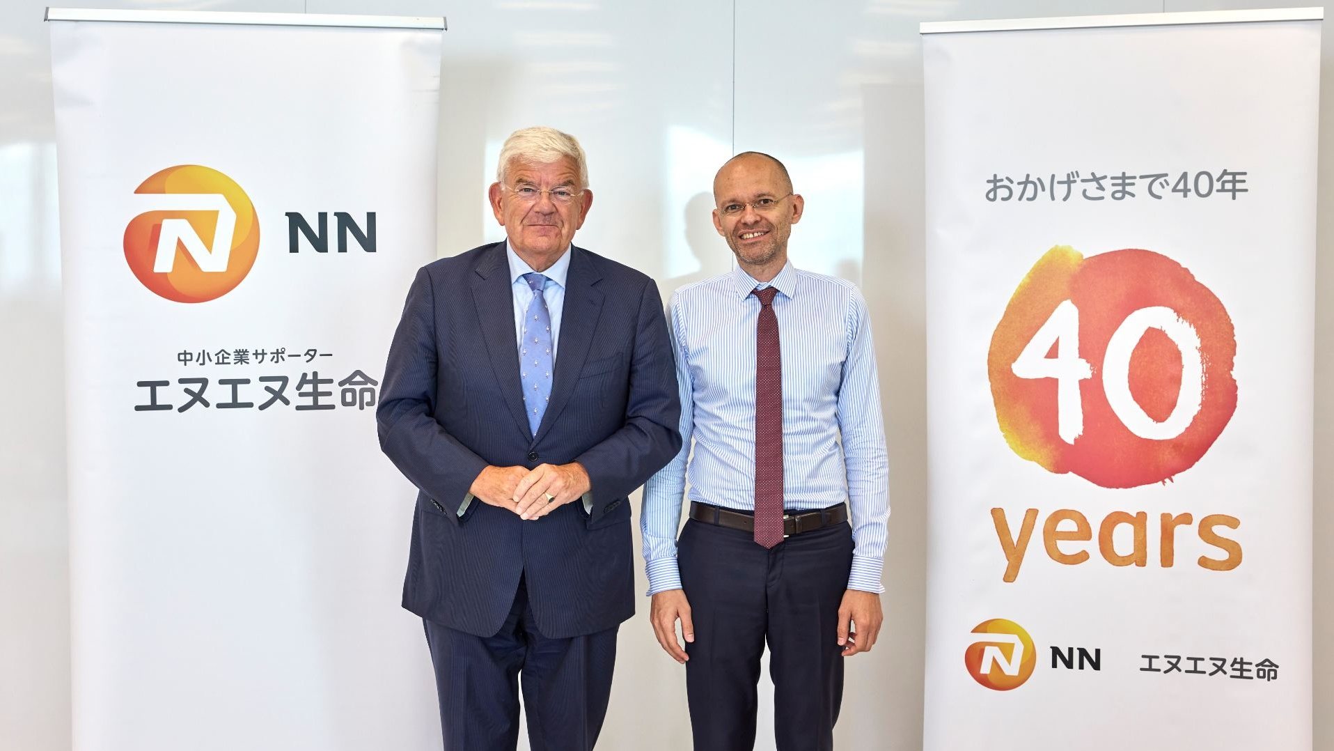 オランダ・ハーグ市長とエヌエヌ生命代表取締役社長による記念撮影